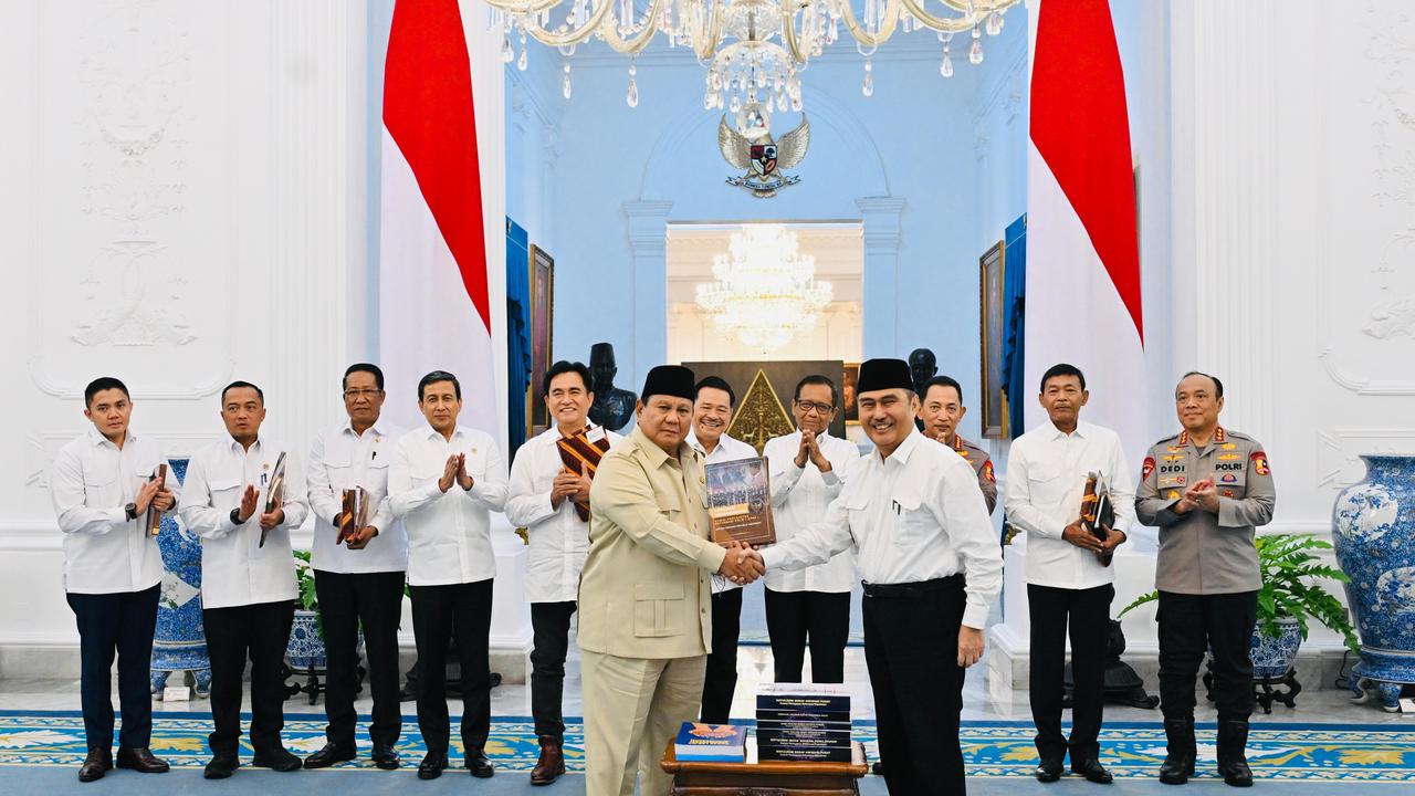 Prabowo Terima Dokumen Rekomendasi Reformasi Polri dari Komisi Khusus